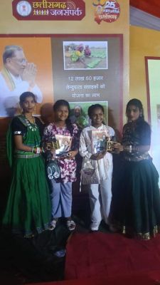 शासकीय योजनाओं पर प्रदर्शनी क्विज स्पर्धा में युवाओं ने दिखाया उत्साह