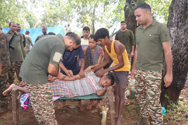 सांप के काटने से पीडि़त ग्रामीण को सीआरपीएफ जवानों ने समय रहते पहुंचाया अस्पताल, बची जान