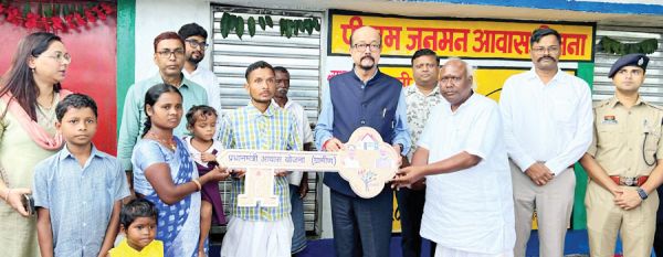 राज्यपाल ने पीएम जनमन आवास हितग्राही को सौंपी चाबी