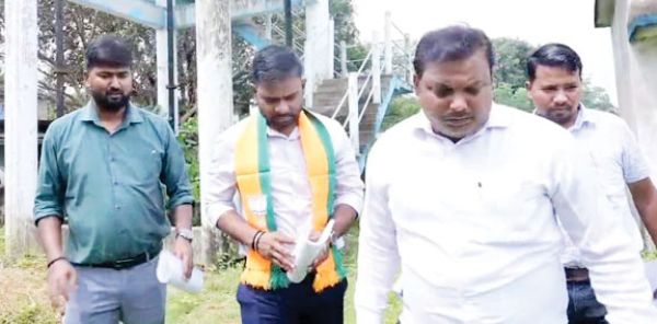 नल जल योजना के विकास कार्यों का निरीक्षण करने पहुंचे सीतापुर विधायक टोप्पो