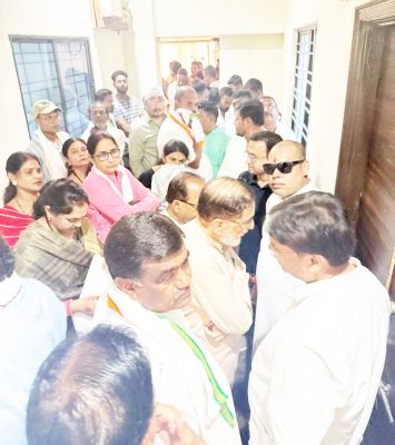 पर्यवेक्षक को विरोधियों का काला चिठा  थमा रहे दावेदार