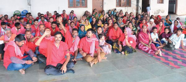 कुली सपरिवार दूसरे दिन भी धरने पर, रेल प्रशासन खदेडऩे में जुटा रहा