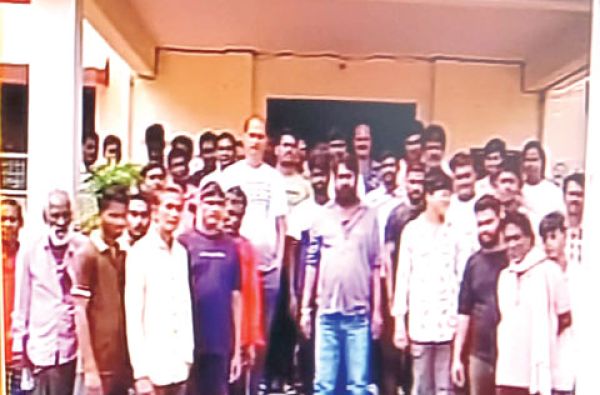 डेढ़ दर्जन मामलों के बदमाश को जिला बदर करने लोगों का थाना घेराव