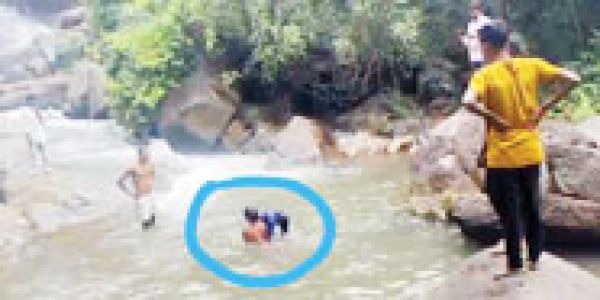 कुएंमारी जलप्रपात में फिसला पैर, गिरा बालक, मौत