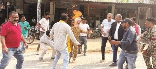 स्वास्थ्य व्यवस्था की बदहाली पर कांग्रेस का विरोध प्रदर्शन