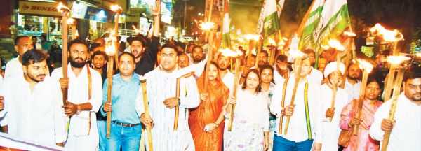 बिजली बिल वृद्धि के विरोध में युकां ने निकाली मशाल रैली