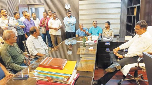 व्यापारी संघ ने आयुक्त से की मुलाकात