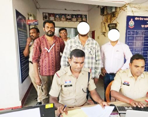 स्टेशन पर पिता ने बेटे का फोन खोया, आरोपी ने फोन से फोटो-वीडियो निकालकर मांगे पैसे