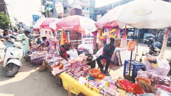 करवा चौथ से पहले बाजार में बढ़ी रौनक