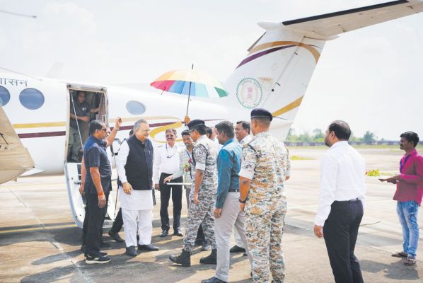 विधानसभा अध्यक्ष रमन सिंह का जगदलपुर एयरपोर्ट पर स्वागत