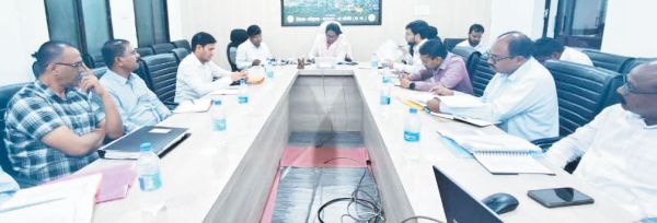 विभाग निर्माण कार्यों में लाएं तेजी-कलेक्टर