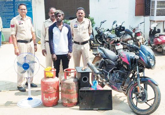 14 घरों में चोरी करने वाला गिरफ्तार