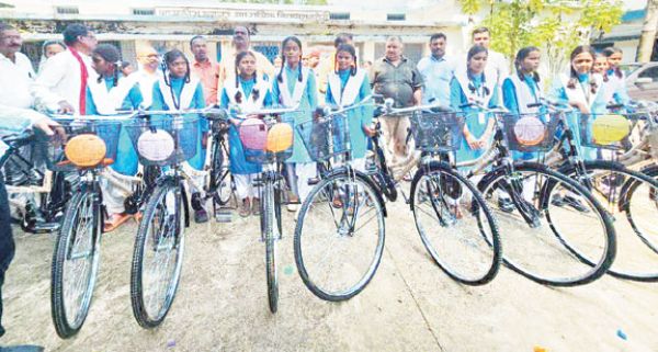 लटोरी स्कूल में मंत्री राजेश अग्रवाल ने किया सायकल वितरण, मेधावी छात्राओं का सम्मान