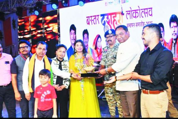 बस्तर दशहरा लोकोत्सव : लालबाग मैदान में गूंजी पवनदीप और चेतना की आवाज, जनजातीय संस्कृति ने मन मोहा