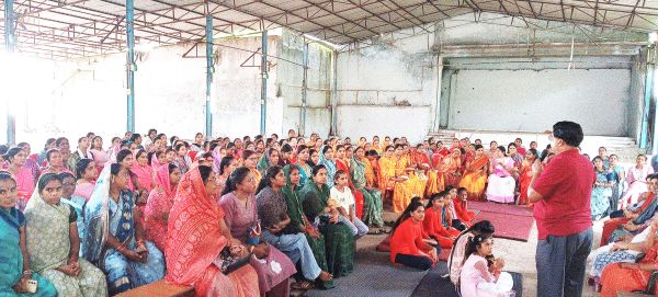 राधा कृष्ण मंदिर में उमड़ी महिलाओं की भीड़