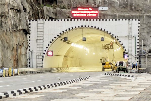 छत्तीसगढ़ में पहला ट्विन टनल एक  हिस्सा पूरा, मांझीनगढ़ की  पहाडिय़ों में बन रहा है 2.8 किमी का टनल