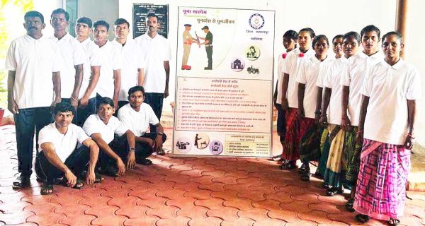 38 लाख के इनामी 16 नक्सलियों का समर्पण