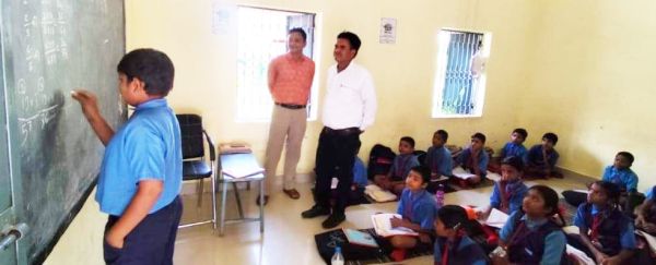 बच्चों से अंग्रेजी, गणित की जानकारी लेकर उनकी समझ को परखा