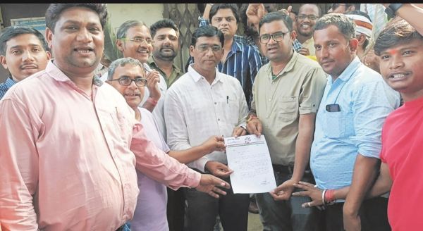 बिजली दफ्तर का घेराव, ब्लॉक कॉंग्रेस कमेटी कुम्हारी ने किया प्रदर्शन