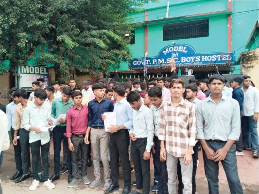 अधीक्षक के खिलाफ छात्रों का प्रदर्शन