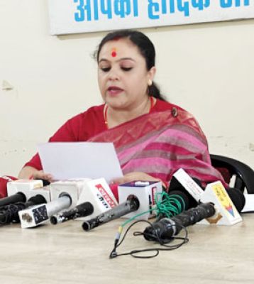  स्कूल बैग का बोझ और बच्चों को शौचालय न भेजने के मामले पर उठे सवाल