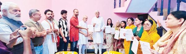 कांग्रेस ने शहर के 2 वार्डों में घर-घर जाकर वोट चोर-गद्दी छोड़ के प्रपत्र को भरवा लोगों से हस्ताक्षर करवाए