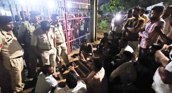 देखें VIDEO : कवर्धा में राहुल टिकरिया का विरोध, हंगामा