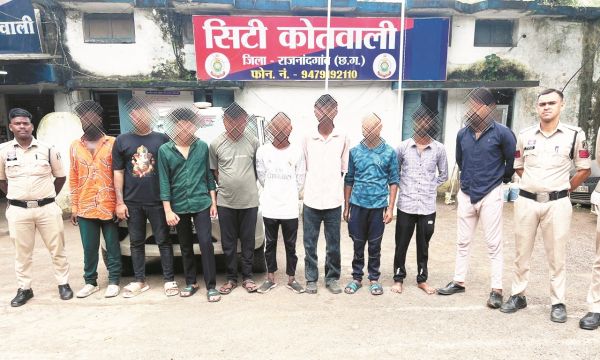 9 फरार गिरफ्तारी वारंटी गिरफ्तार आबकारी और मारपीट का मामला था दर्ज