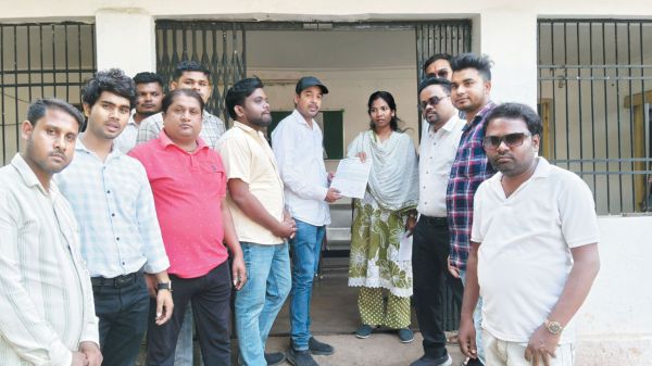  शराब दुकान खोले जाने का युकां ने किया विरोध