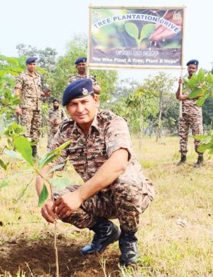 जवानों ने पौधारोपण कर मनाया करवा चौथ