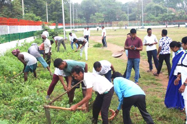 खेलभांठा मैदान में मेगा सफाई अभियान