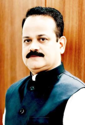 जिपं अध्यक्ष ने सडक़ निर्माण के लिए सचिव को ज्ञापन सौंपा