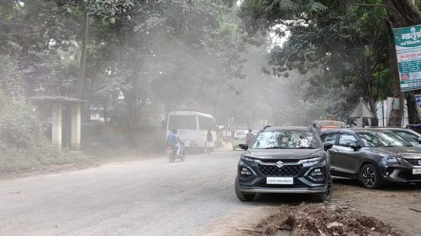 एनएच 343  बदहाल, पानी छिडक़ाव की मांग