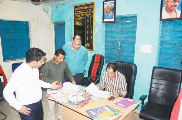 कलेक्टर  ने  गिरदावरी, दावा-आपत्ति निराकरण का किया निरीक्षण