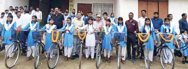 26 छात्राओं को मिली साइकिल