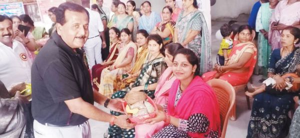 भाटागांव में अन्नप्राशन व महिलाओं को पोषण आहार वितरित