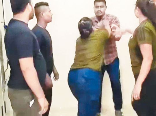  महिला बाउंसरों ने आउटसोर्सिंग कंपनी के मजदूर को पीटा, भू-विस्थापितों में रोष