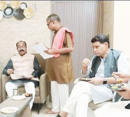 प्रीमियम शराब दुकान को बंद करने, बढ़े बिजली बिल से राहत देने ज्ञापन