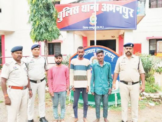 बीड़ी को लेकर विवाद, पत्थर से सिर कुचलकर युवक की हत्या, तीन आरोपी गिरफ्तार