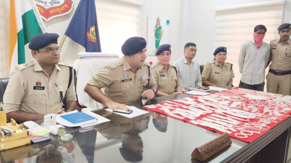 ज्वेलरी शॉप में चोरी, एक नाबालिग संग दो आरोपी गिरफ्तार, जेवरात बरामद