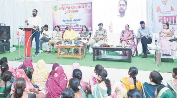 महिलाएं बनें सकारात्मक परिवर्तन की संवाहक-कलेक्टर