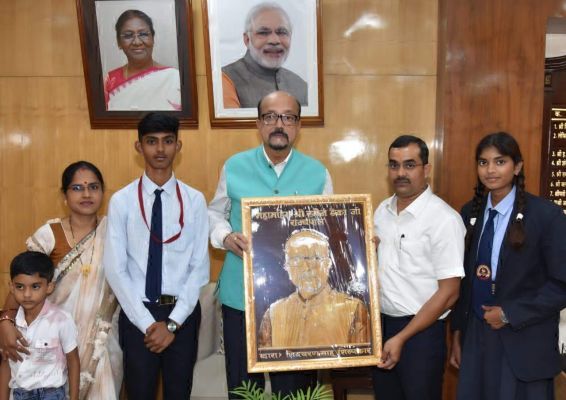 काष्ठ शिल्पकार व शिक्षक शिवचरण साहू राज्यपाल से मिले, 50 हजार अनुदान की घोषणा