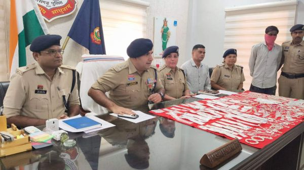  ज्वेलरी दुकान में चोरी , नाबालिग समेत दो आरोपी गिरफ्तार