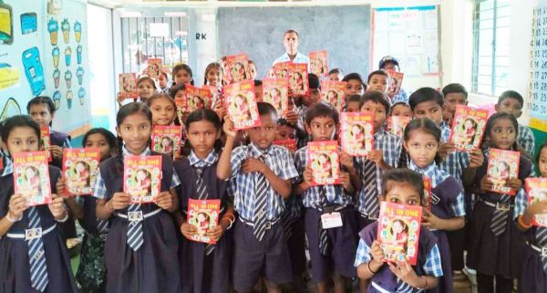 सफाई कर्मी ने बच्चों को  किया पहाड़ा चार्ट वितरित