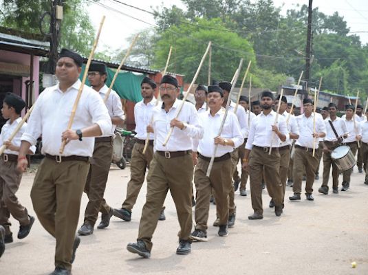 स्वयंसेवकों ने किया पथ संचलन