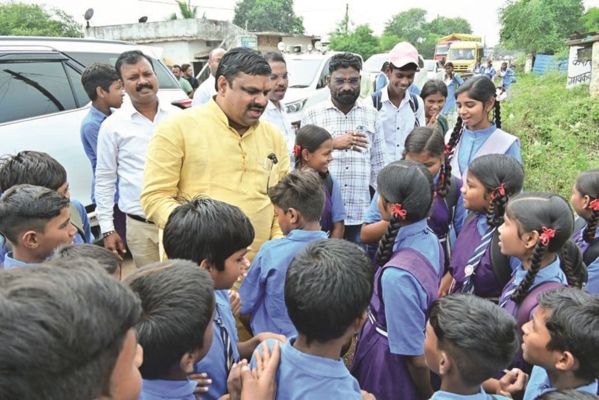 विद्यार्थियों से मिले शिक्षा मंत्री गजेन्द्र यादव, बच्चों को दी अनुशासन की सीख
