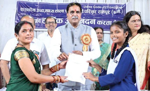 मेधावी छात्रों को दिए 5-5 हजार के चेक