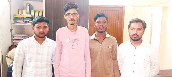 बेस बाल बैट और चाकू से हत्या का प्रयास करने वाले 4 गिरफ्तार