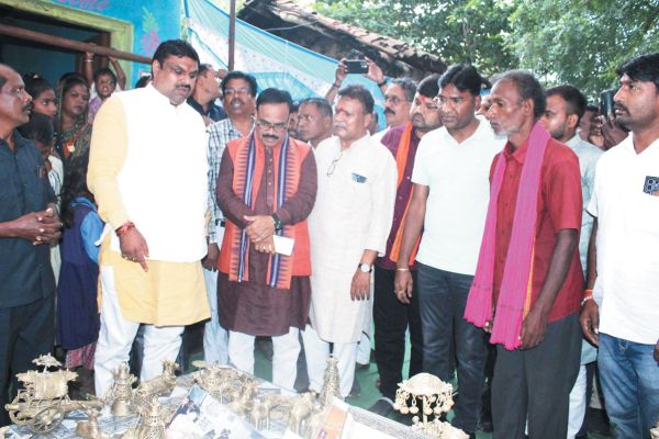 मंत्री गजेन्द्र ने शिल्पकारों से की भेंट जिला शिल्प कार्यालय खोलने के निर्देश