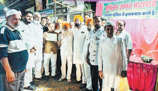 मुस्लिम समाज ने शोभायात्रा का किया स्वागत